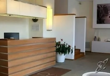 罗塔套房酒店 4*